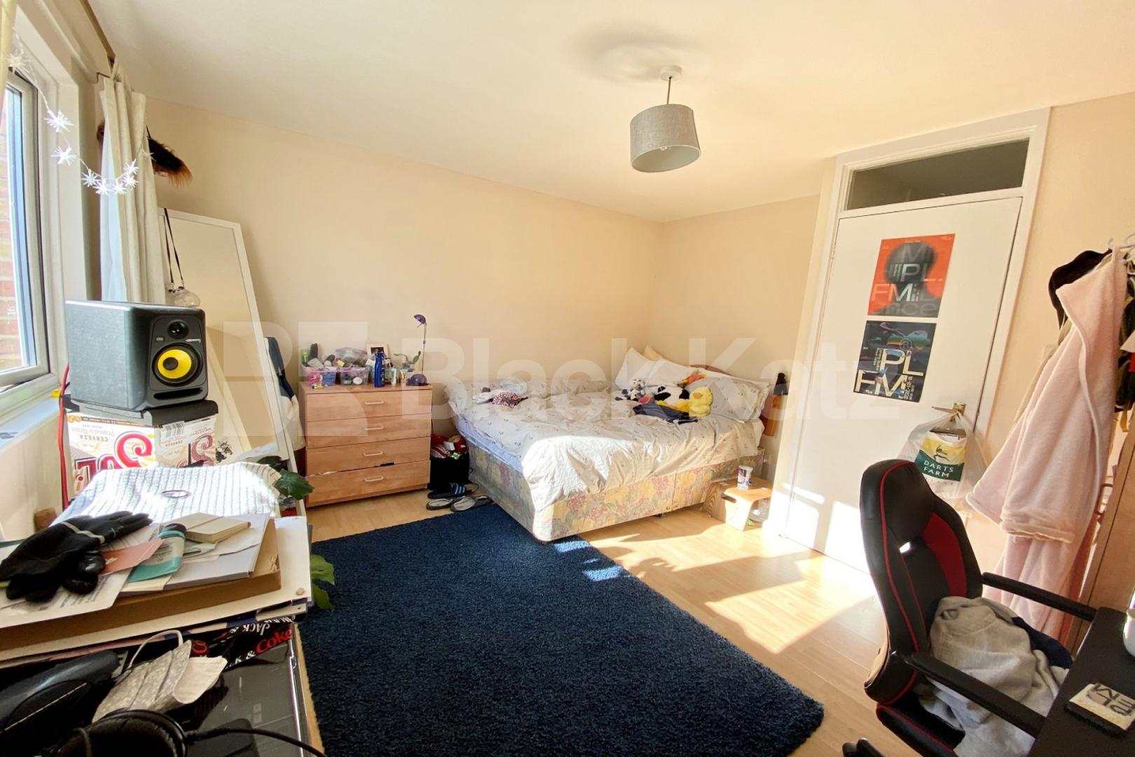 1100 Sq.Ft. of living & entertaining space with hot water & heating included Canterbury Place, Elephant and Castle